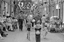 830259 Afbeelding van een fanfare in de De Kockstraat (Zeven Steegjes) te Utrecht, tijdens een buurtfeest.